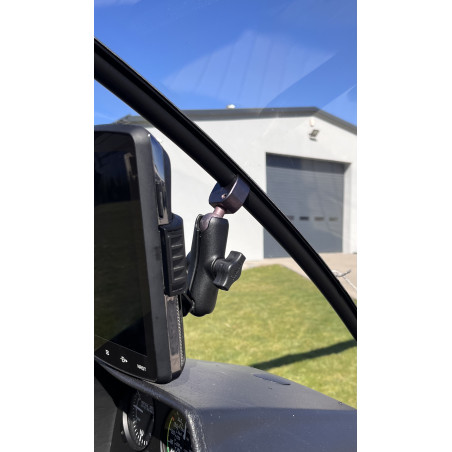 Windshield centre spar mount